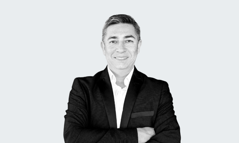 José Luis Campos P., Senior Accountant