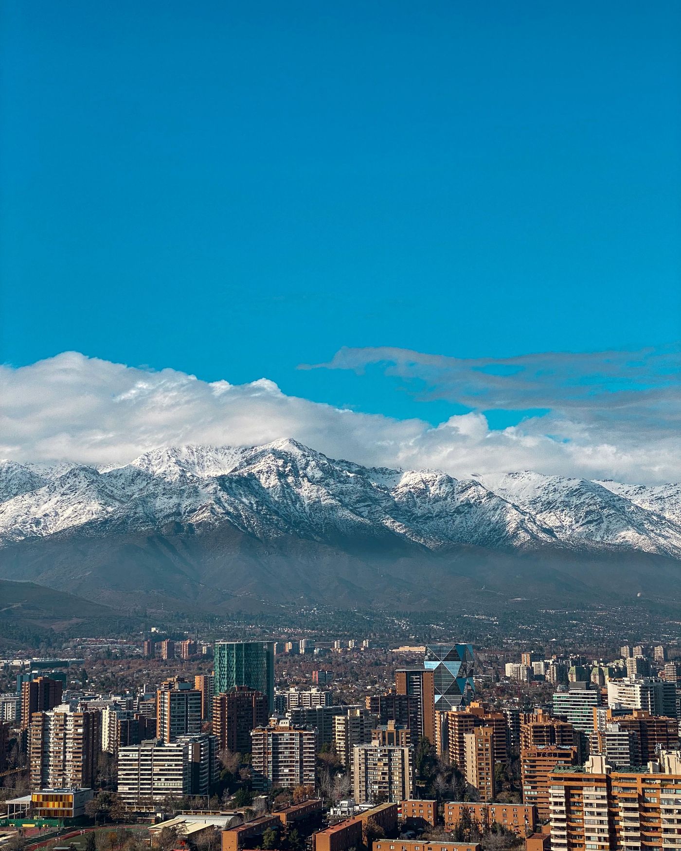 Vista panorámica de Santiago de Chile con la cordillera de los Andes nevada de fondo