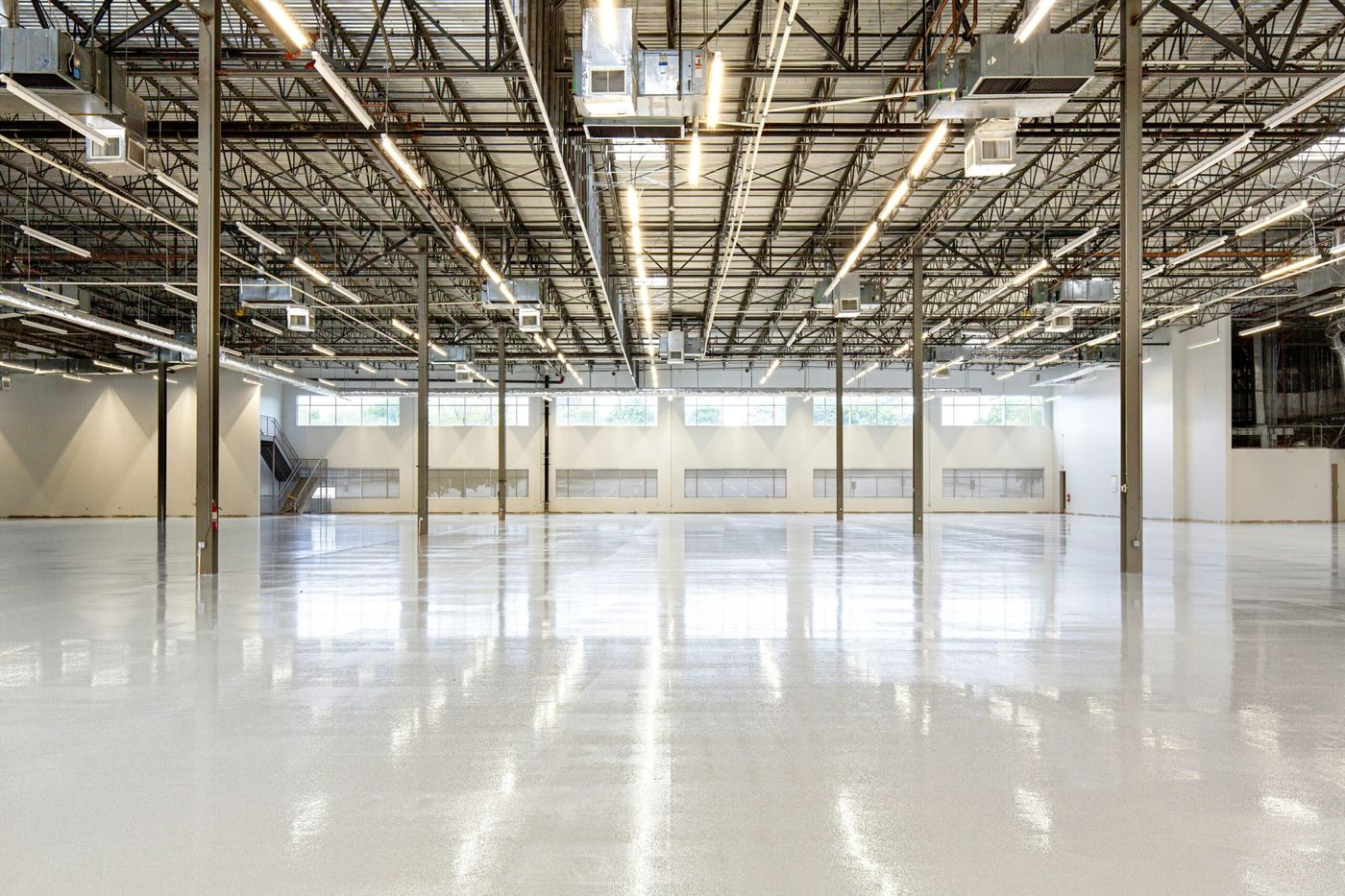 Interior de bodega moderna con piso de concreto pulido, representando el análisis de mercado de oficinas y espacios industriales