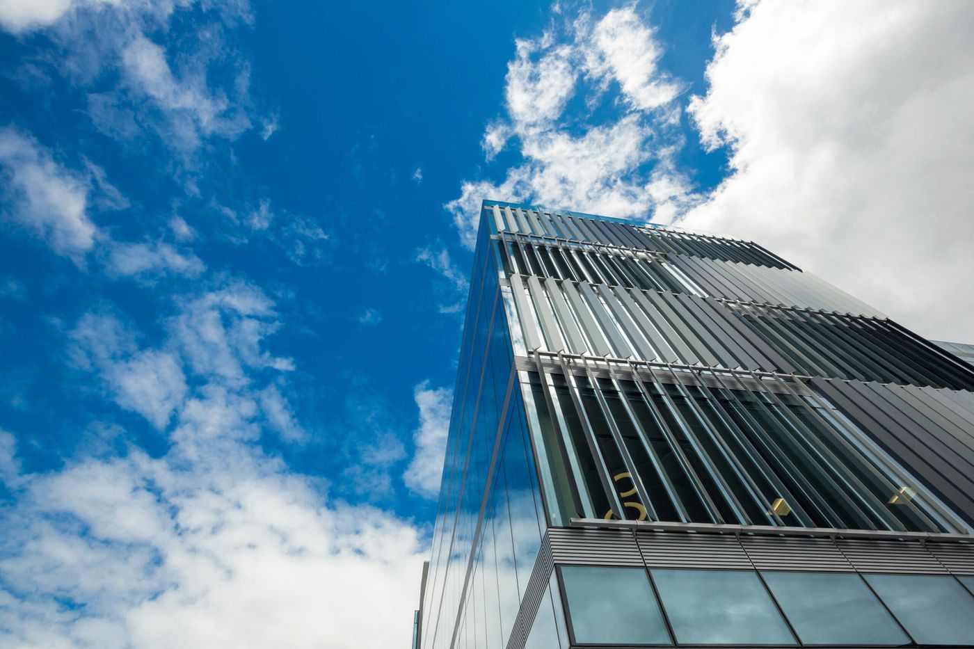 Vista de ángulo bajo de edificio de oficinas moderno contra el cielo, la misma imagen utilizada en el artículo CRE Outlook 2025-2026 de Newmark Chile
